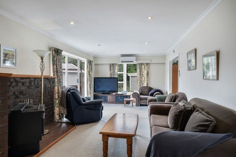 Photo of property in 20 Vista Crescent, Maoribank, Upper Hutt, 5018