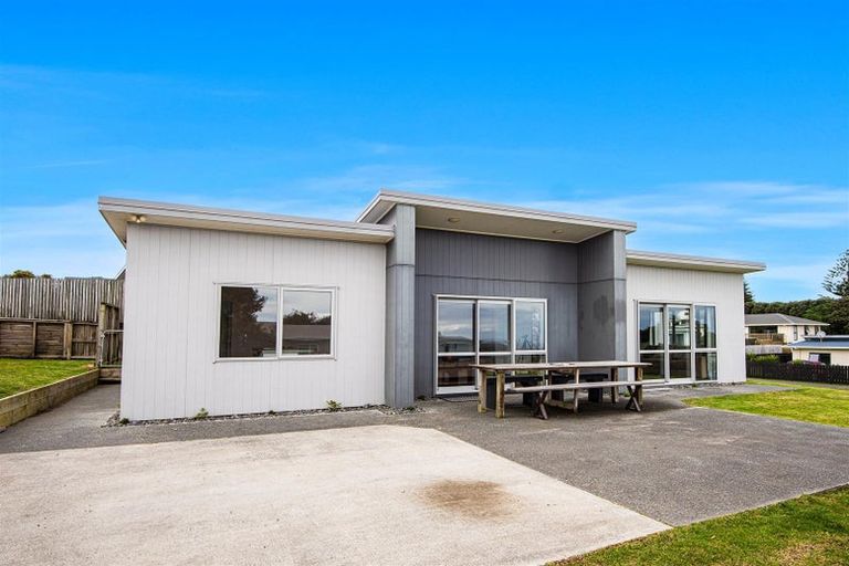 Photo of property in 2 Tua Tua Place, Baylys Beach, 0377