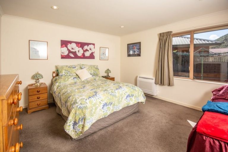 Photo of property in 14 Ranui Street, Waikawa, Picton, 7220