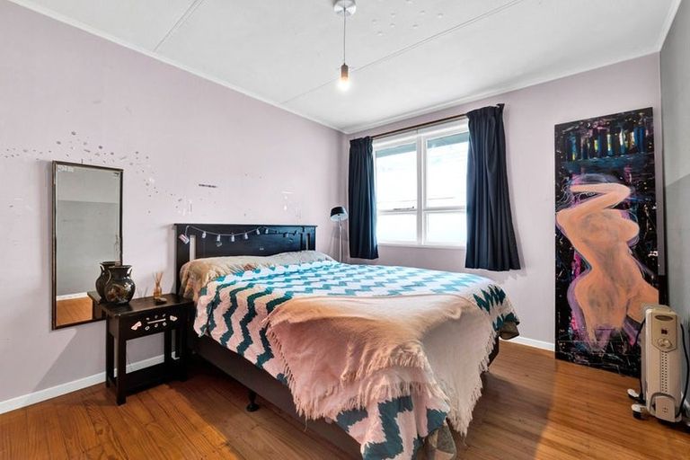 Photo of property in 34 Endeavour Street, Marfell, New Plymouth, 4310