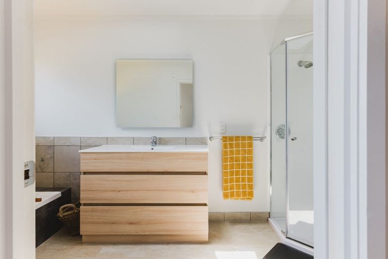 Photo of property in 42 Tizard Road, Birkenhead, Auckland, 0626