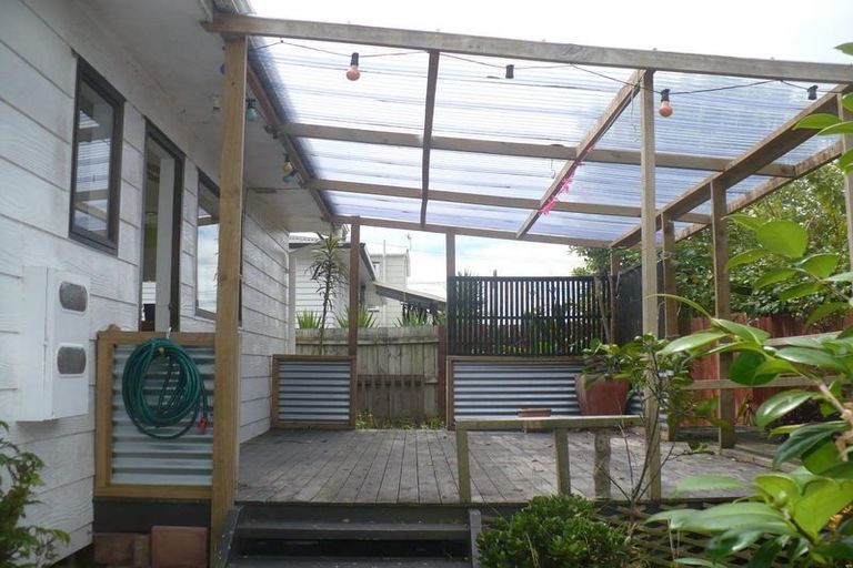 Photo of property in 2/221 Don Buck Road, Massey, Auckland, 0614