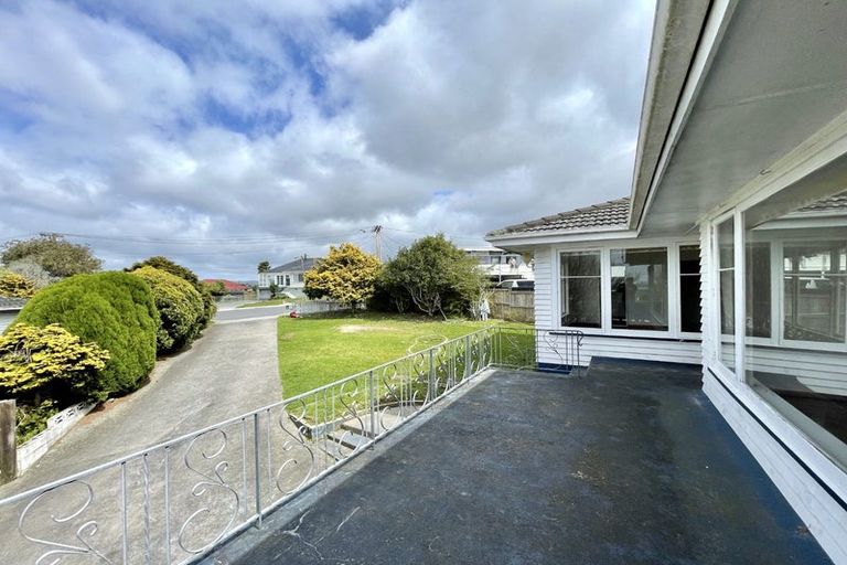 Photo of property in 3 Taha Road, Te Atatu South, Auckland, 0610