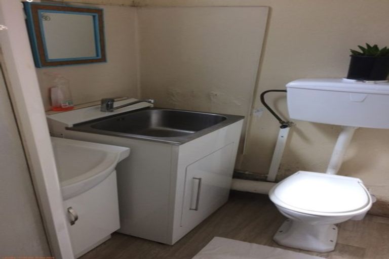 Photo of property in Devonport Apartments, 18/127 Saint Aubyn Street, New Plymouth, 4310