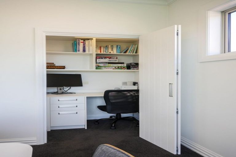 Photo of property in 52 Hargest Crescent, Saint Kilda, Dunedin, 9012