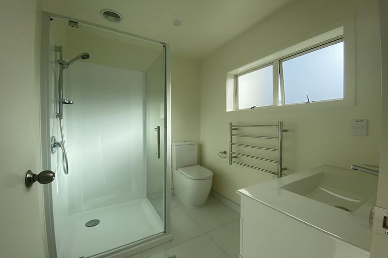 Photo of property in 4/14 Fields Parade, Oteha, Auckland, 0632