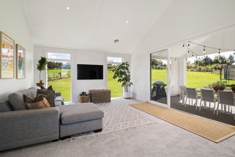 Photo of property in 5 Lens Way, Acacia Bay, Taupo, 3385