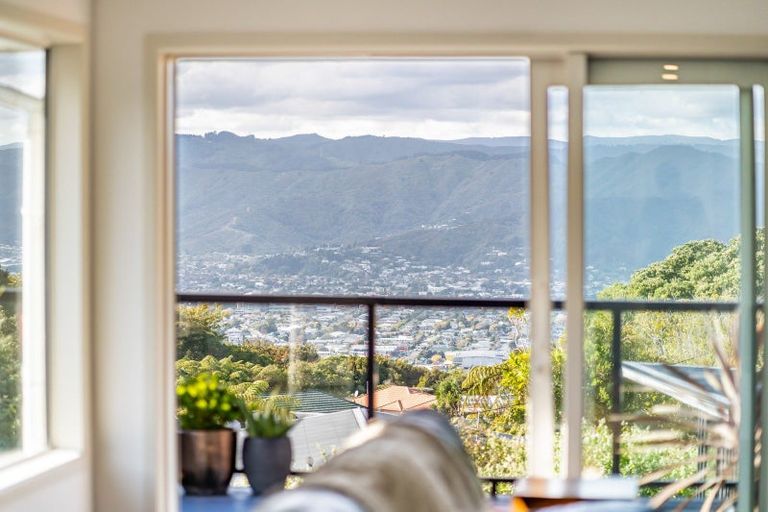 Photo of property in 7 Pokohiwi Road, Normandale, Lower Hutt, 5010