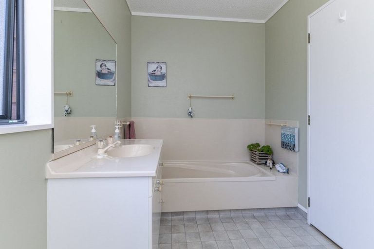 Photo of property in 406b Te Moana Road, Waikanae, 5036