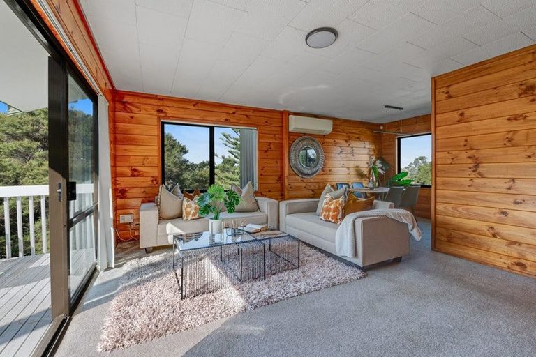 Photo of property in 16 Noeleen Street, Glenfield, Auckland, 0629