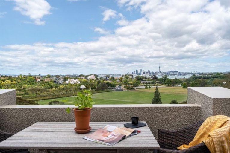 Photo of property in 65a Exmouth Road, Northcote, Auckland, 0627