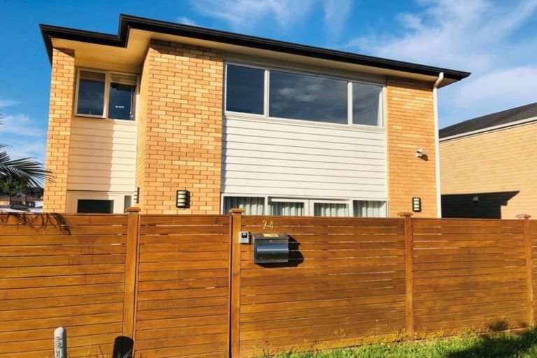 Photo of property in 24 Sohlue Place, Oteha, Auckland, 0632