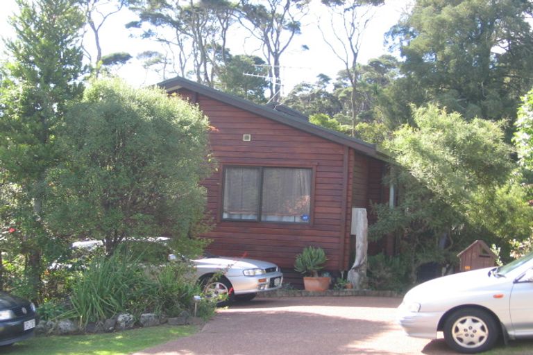 Photo of property in 15 Woodfern Crescent, Titirangi, Auckland, 0604