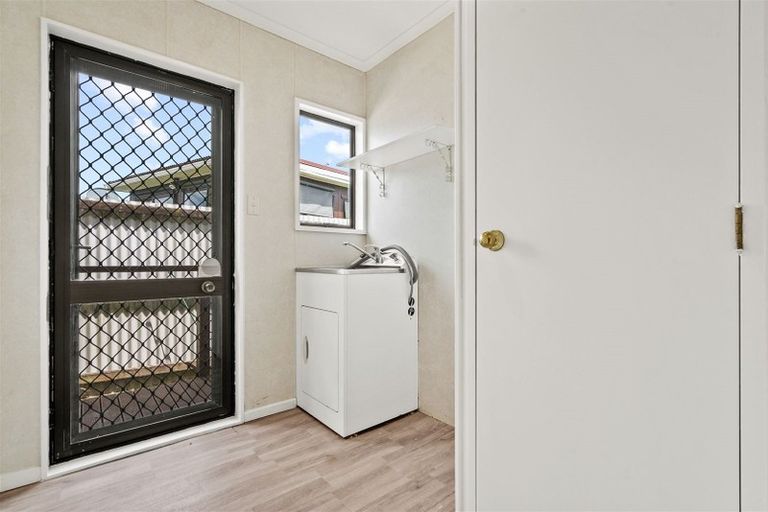 Photo of property in 2/24 Edinburgh Avenue, Rosehill, Papakura, 2113