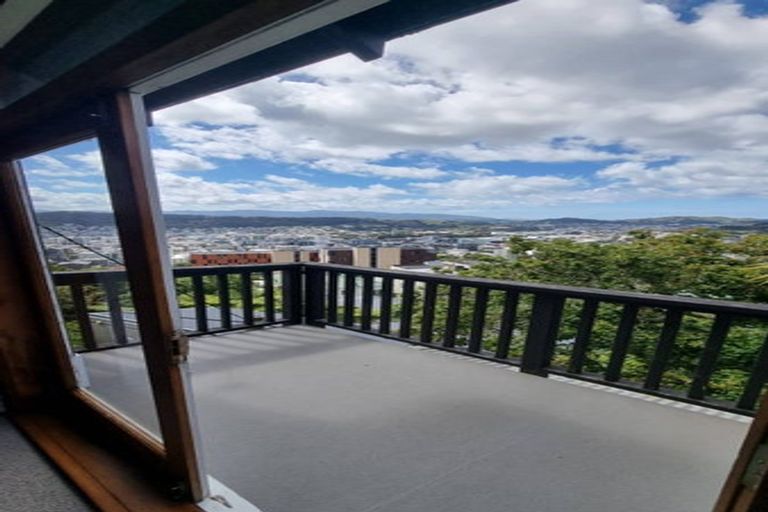 Photo of property in 94 Kelburn Parade, Kelburn, Wellington, 6012