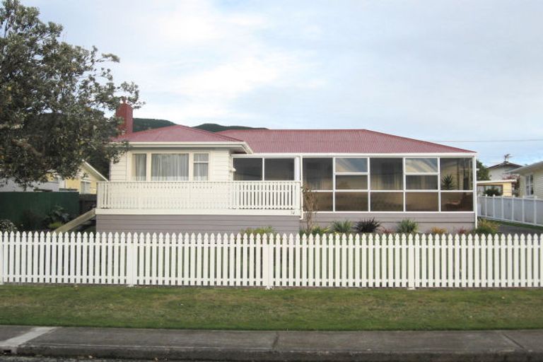 Photo of property in 54 Kaitawa Crescent, Paraparaumu, 5032