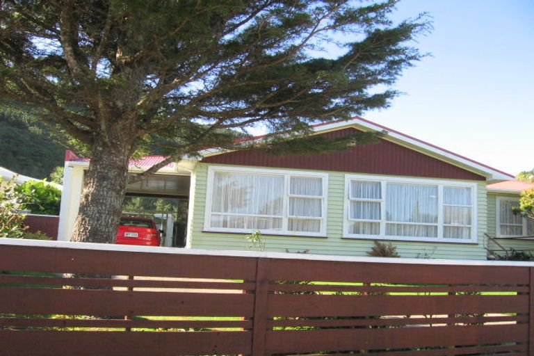 Photo of property in 10 Peckham Grove, Tawa, Wellington, 5028