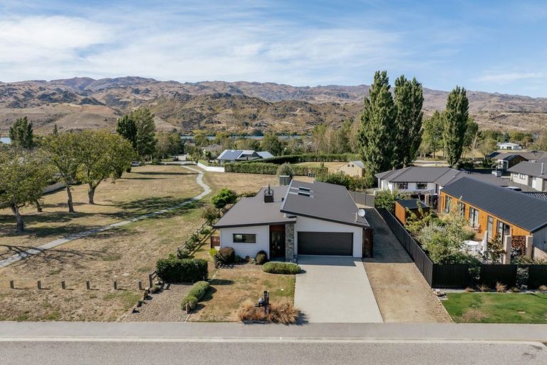 Photo of property in 54 Stratford Drive, Mount Pisa, Cromwell, 9383