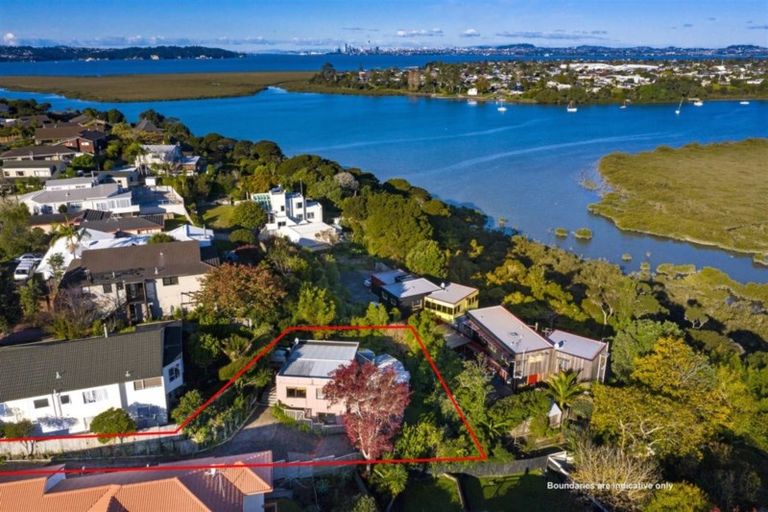 Photo of property in 1/125 West Harbour Drive, West Harbour, Auckland, 0618