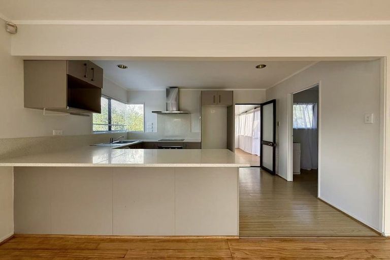 Photo of property in 33 Lagoon Way, West Harbour, Auckland, 0618