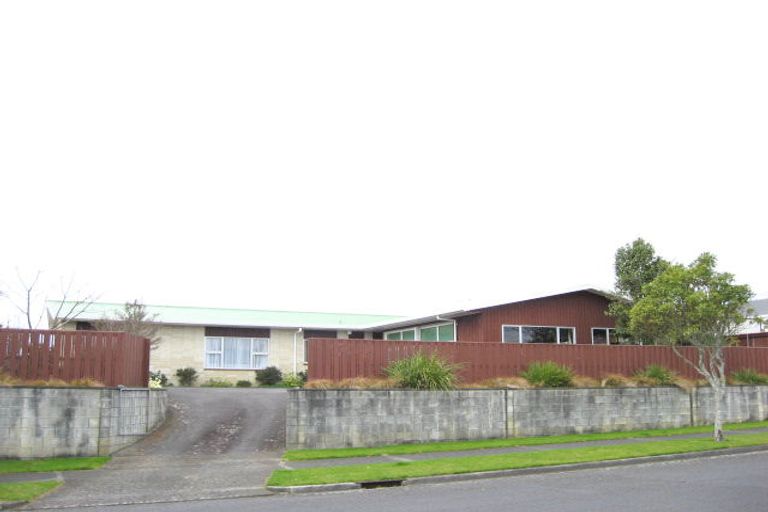 Photo of property in 27 Nevada Drive, Merrilands, New Plymouth, 4312