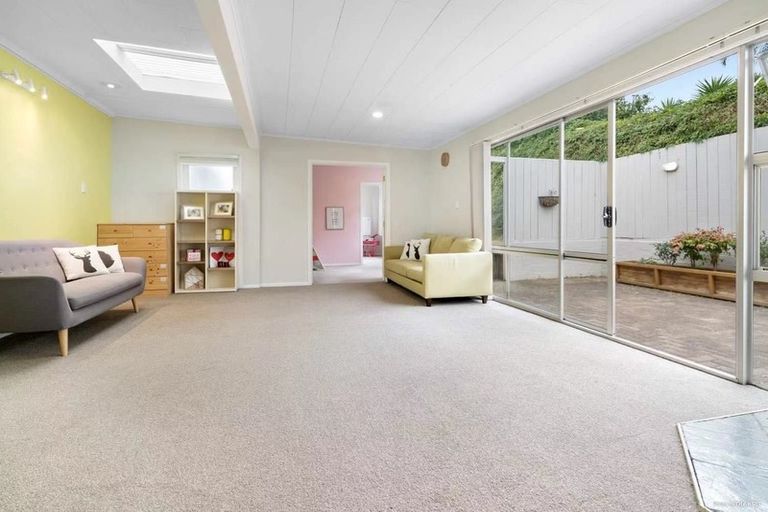 Photo of property in 1/15 Sunhaven Avenue, Glenfield, Auckland, 0629