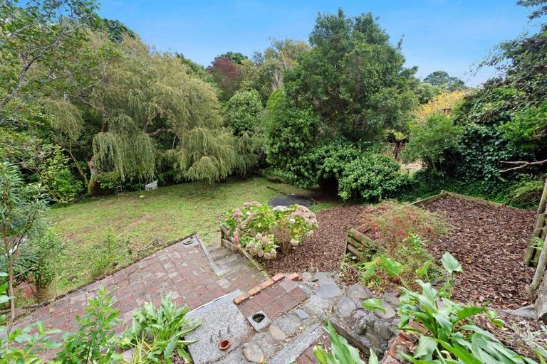 Photo of property in 10 Kereru Bend, Tawa, Wellington, 5028