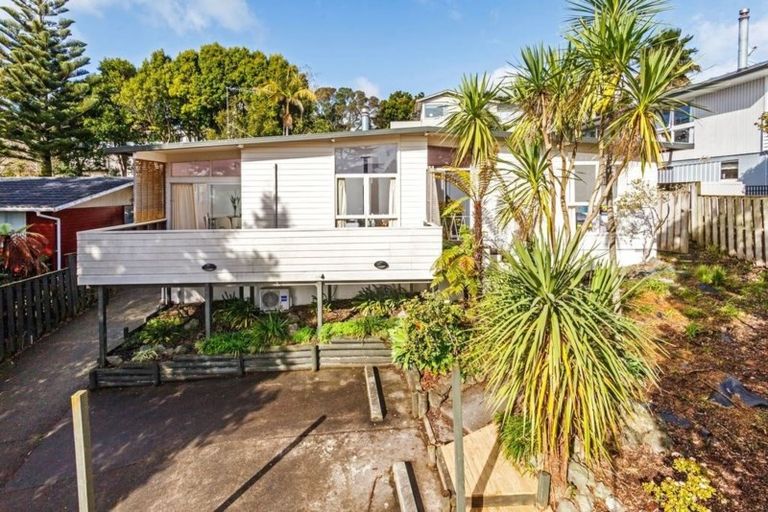 Photo of property in 12 Nor'east Drive, Northcross, Auckland, 0632