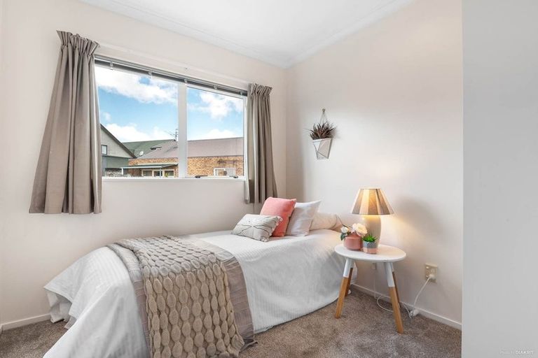 Photo of property in 5/16 Vinograd Drive, Te Atatu Peninsula, Auckland, 0610