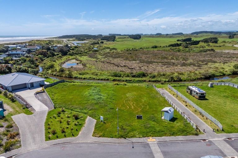 Photo of property in 13 Seagrass Place, Otaki Beach, Otaki, 5512