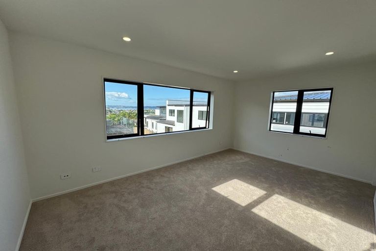 Photo of property in 4/90 Picasso Drive, West Harbour, Auckland, 0618