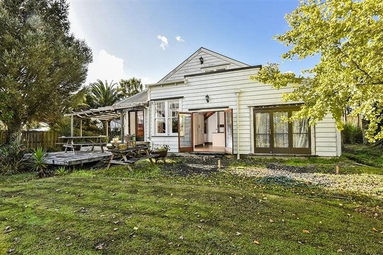 Photo of property in 43 Woodglen Road, Glen Eden, Auckland, 0602