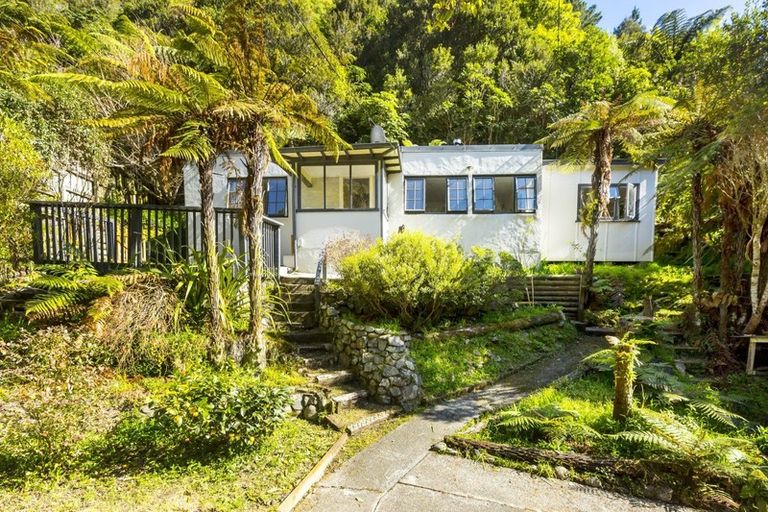 Photo of property in 126 Pinehaven Road, Pinehaven, Upper Hutt, 5019