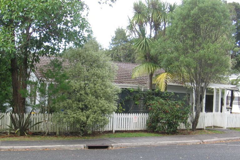 Photo of property in 1/24 West Glade Crescent, Birkenhead, Auckland, 0626