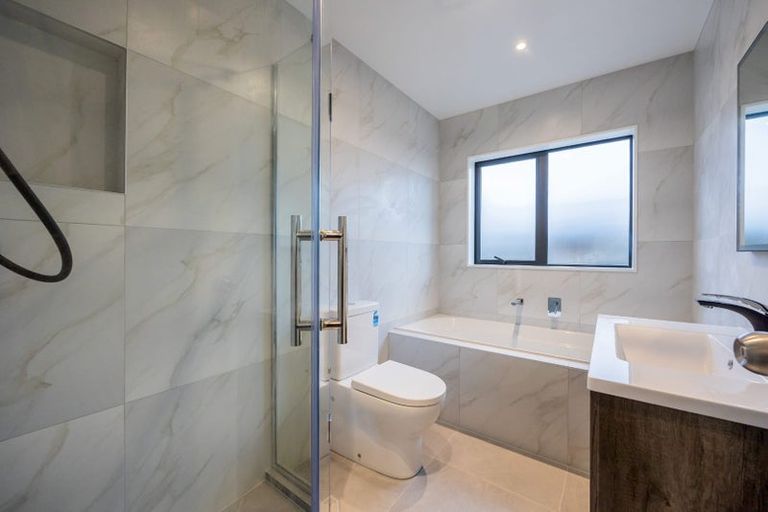 Photo of property in 13b Tenbless Court, Unsworth Heights, Auckland, 0632