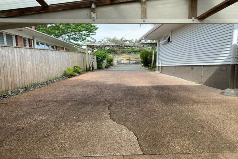 Photo of property in 50 Sylvan Crescent, Te Atatu South, Auckland, 0610