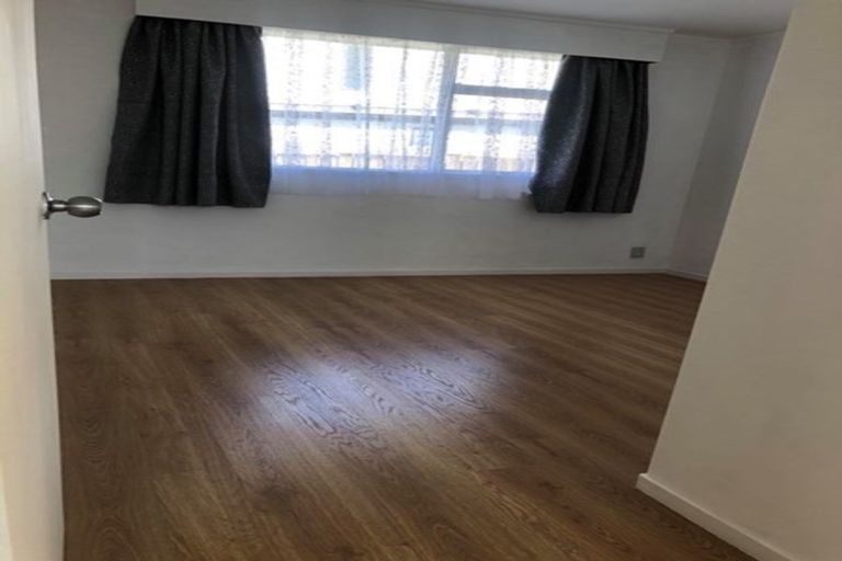 Photo of property in 1/84 Greenslade Crescent, Northcote, Auckland, 0627