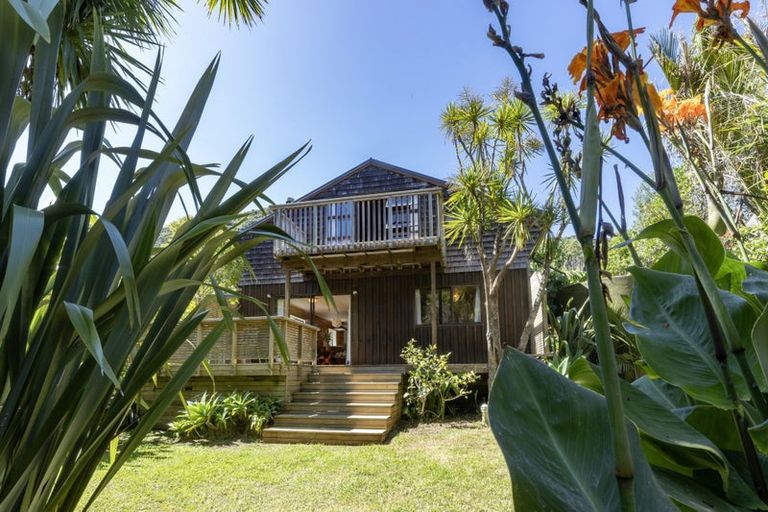 Photo of property in 126 Garden Road, Piha, New Lynn, 0772