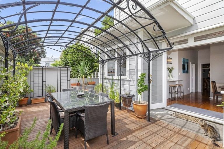 Photo of property in 8 Park Street, Thorndon, Wellington, 6011