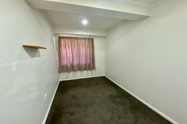 Photo of property in 60 Easton Park Parade, Glenfield, Auckland, 0629