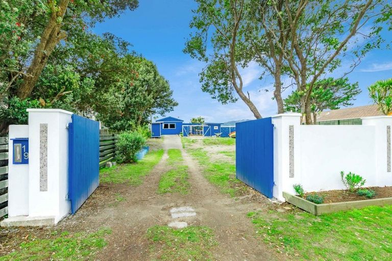 Photo of property in 19 Eruini Street, Waikanae Beach, Waikanae, 5036