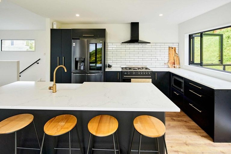 Photo of property in 44 Domett Street, Newlands, Wellington, 6037