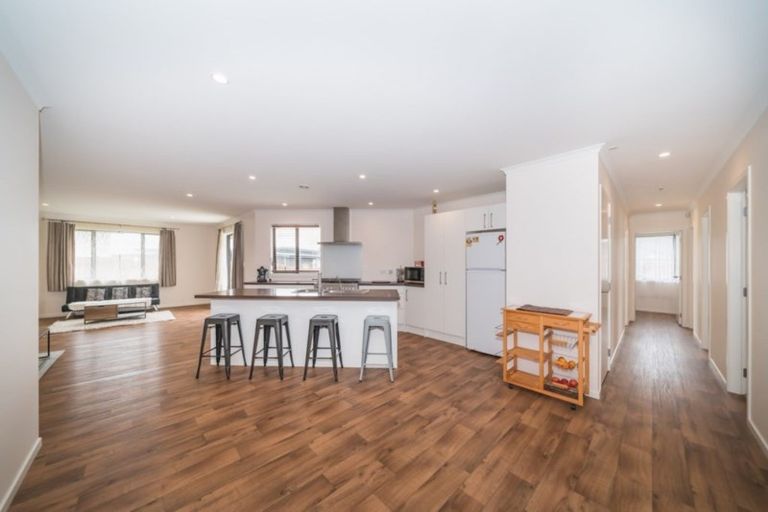 Photo of property in 134 Johnstone Drive, Fitzherbert, Palmerston North, 4410