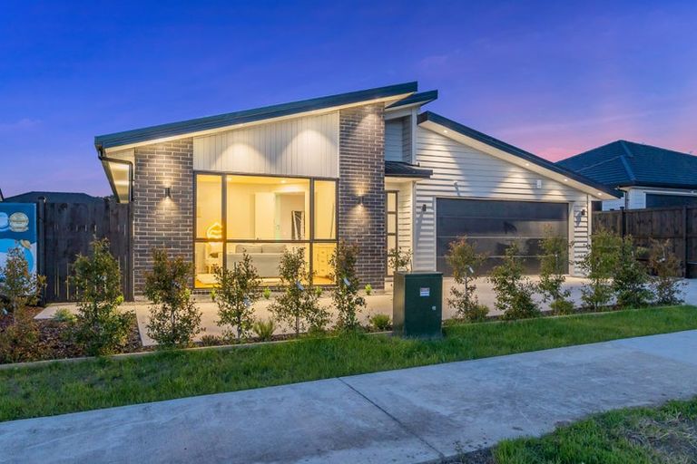 Photo of property in 18 Madden Avenue, Kumeu, 0810