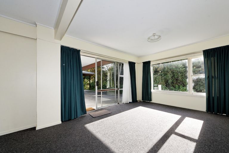 Photo of property in 136 Godley Road, Green Bay, Auckland, 0604