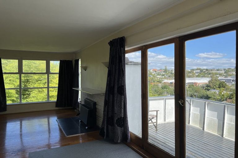 Photo of property in 33 Howard Road, Northcote, Auckland, 0627