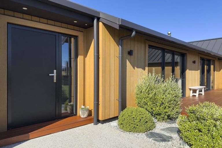 Photo of property in 6a Kinross Lane, Jacks Point, Queenstown, 9371