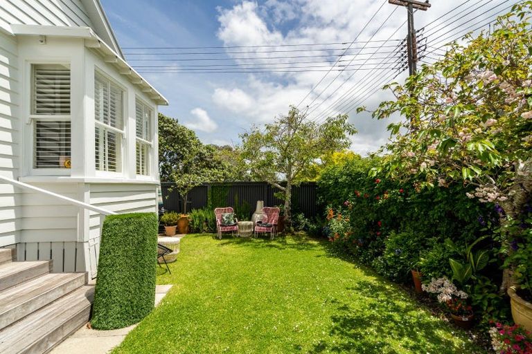 Photo of property in 5 Turnbull Road, Narrow Neck, Auckland, 0624