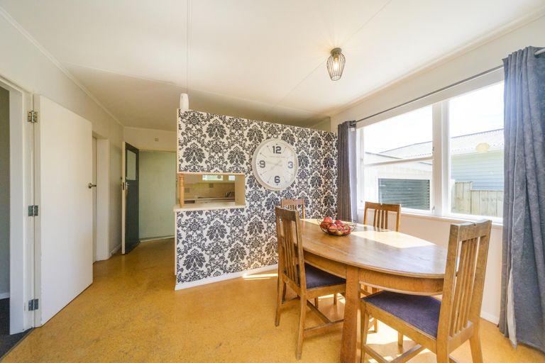 Photo of property in 43 Sutherland Crescent, Westbrook, Palmerston North, 4412