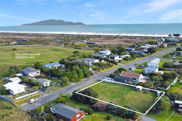 Photo of property in 24 Kitchener Street, Te Horo Beach, Otaki, 5581